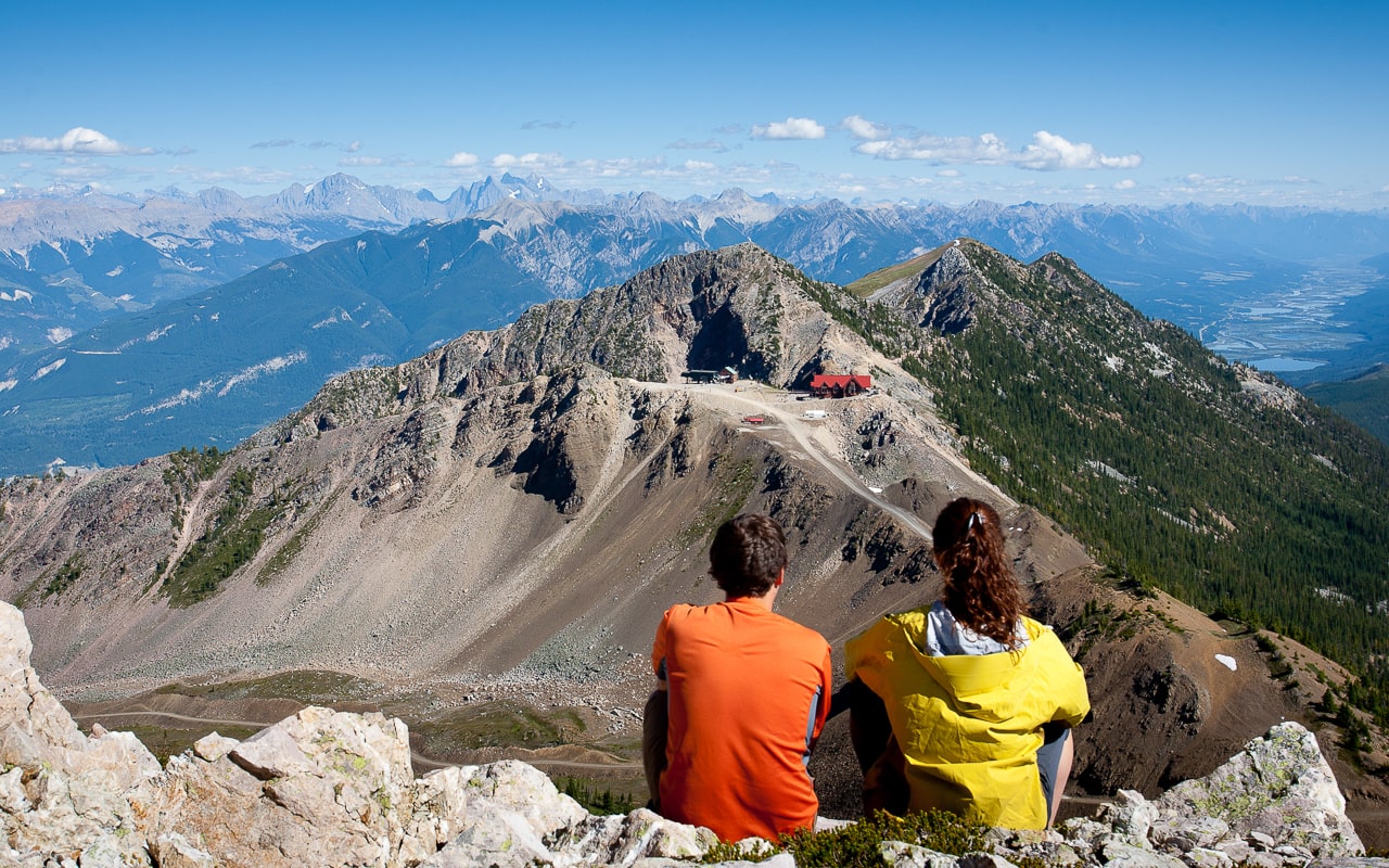 2 people admiring the views from Kicking Horse Mountain Resort