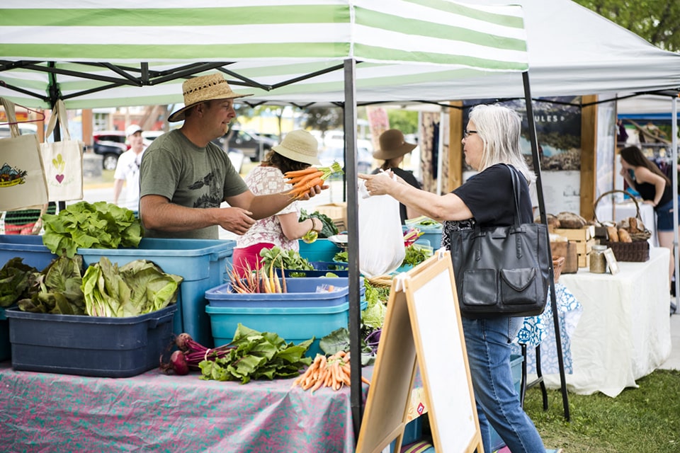 Buying veggies at farmers market to support local vendors and help your community